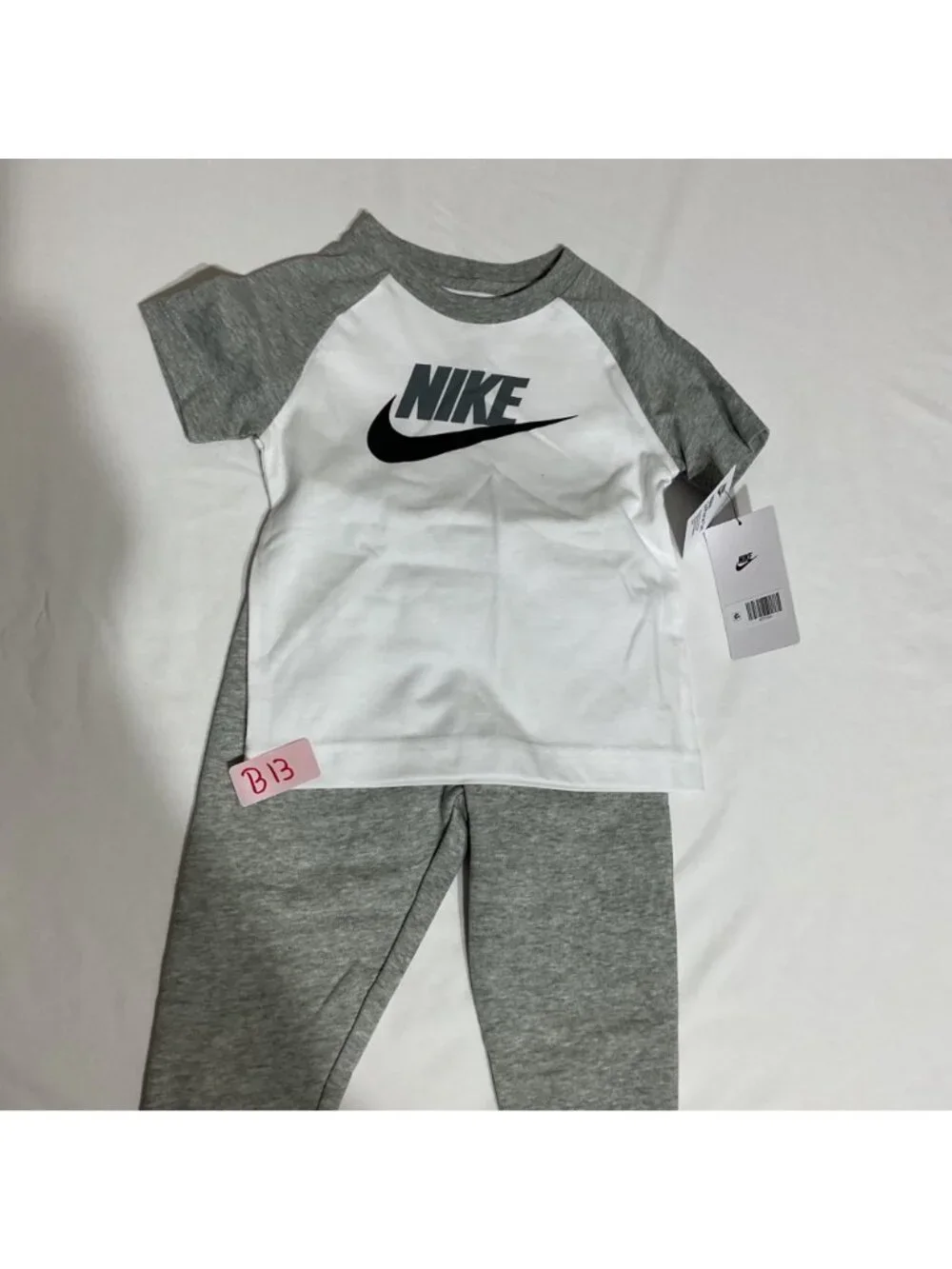 Nike Toddler 2-Piece Set With size 2 years & Jogger Pants In White & Gray